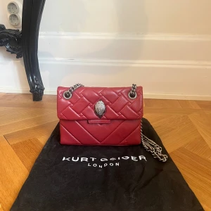  Kurt Geiger väska  - Söt Kurt Geiger väska i bra skick, för mer bilder och funderingar kontakta mig. Pris kan diskuteras! Orginal påse tillkommer!!💗