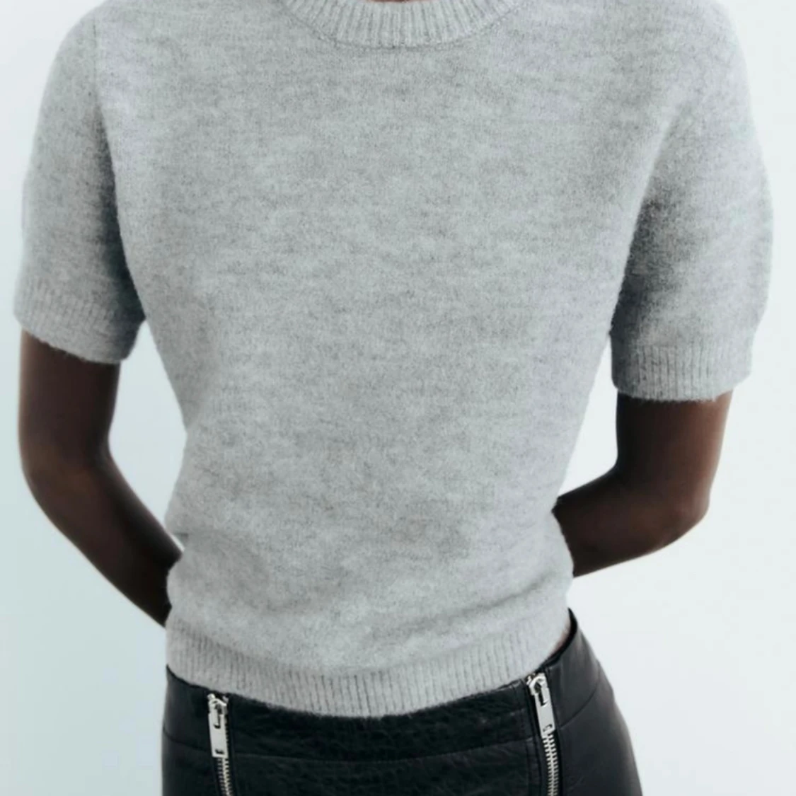 Grå stickad kortärmad tröja från zara - 90