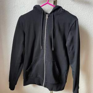 Svart zip up hoodie. Säljer även i vit 🤍🤍 120kr inkl frakt 🤍 (frakten är alltså inkluderad i 120kr) 