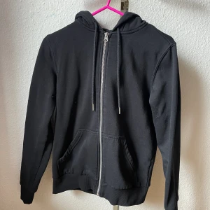 Kofta - Svart zip up hoodie. Säljer även i vit 🤍🤍 