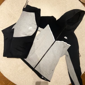 Nike tech fleece - Nike tech i grå svart, inte så använda, skriv vid andra frågor, står storlek S men sitter ändå stor som M 