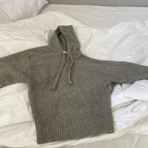 stickad hoodie 💘 - säljer denna stickad hoodien från zara som är såå populär men tyvärr inte passar mig! 😘 den är använd ca 2 gånger ❤️‍🔥❤️‍🔥 kom gärna med prisförslag 💞 köpt för 459kr 