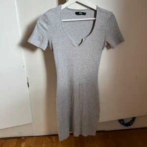 Grå klänning  - Grå klänning från Bikbok. Aldrig använd. Storlek xs