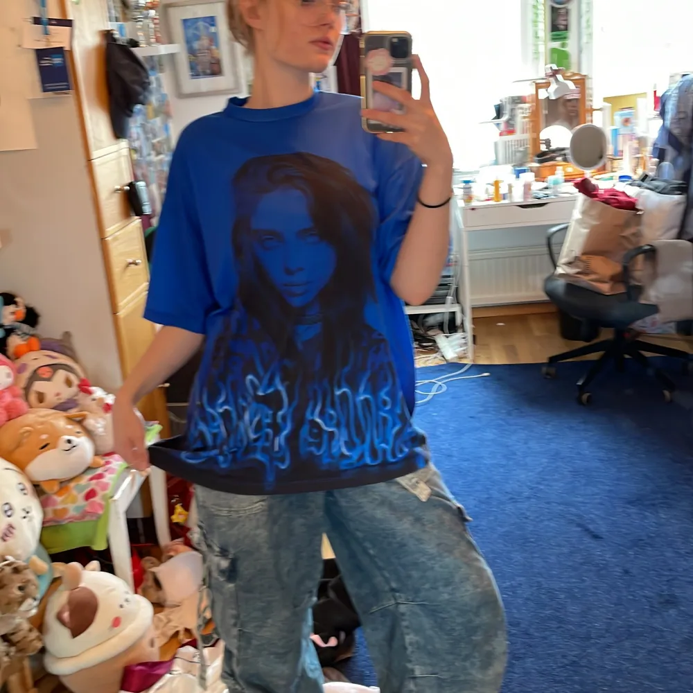 Stylish Blue Official Billie Eilish Merch, storlek Medium, Loose fit, Oversized fit. Köpt från officiella hemsidan vid kollektionsläpp 2020.  Bra kvalitet, inte speciellt använd, fortfarande i fint skick! Priset kan förhandlas.. T-shirts.