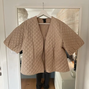 Kappa - Säljer nu min "kappa" som är i ish trekvartsarmar och perfekt nu till våren🤩 Ha i åtanke att den förut hade prinsessärmar, jag har sprättat upp sömmarna som man ser på de sista bilderna. Hade behövt sys, men är inget större problem egentligen!🙏🏼