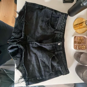 Jeansshorts  - Säljer nu mina jeansshorts som är köpa secondhand, har tyvärr inte kommit till användning för min del! 