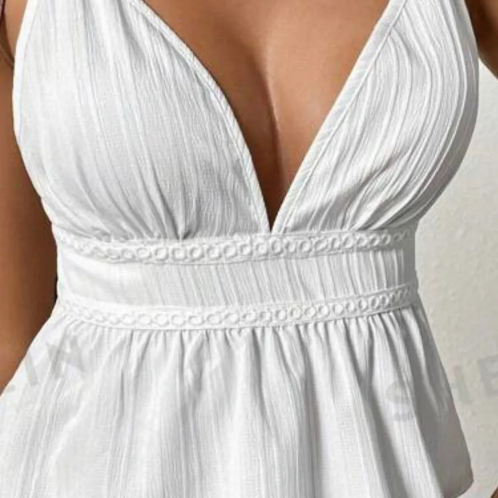 Jättefint vitt linne i storlek S, perfekt till sommaren! Helt oanvänd d den inte kommit till användning!. Toppar.
