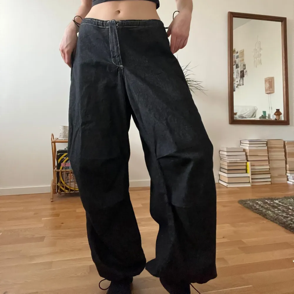 Baggy parachute byxor i jeans från Urban outfitters, knappt använda pga fel storlek. Köpta för 800kr.. Jeans & Byxor.