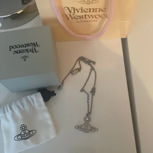 Vivienne Westwood halsband - Säljer mitt Vivienne Westwood halsband då det inte kommer till någon stor användning. I nyskick med påse och allt kvar. Hör av dig vid frågor/intresse/bilder. Tredje bilden är lånad. Postar eller möts upp i Stockholm! Prioriterar snabb köp. 💕