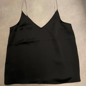 Svart linne från H&M - Sitter bra och lite löst, normal i storleken och aldrig använd.