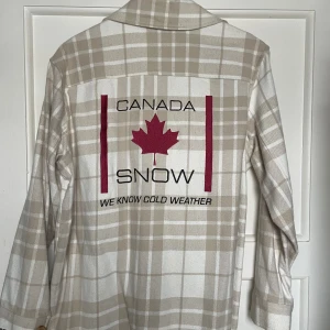 Canada snow overshirt  - Snygg overshirt ifrån canada snow, använd fåtal gånger. Str XS/S
