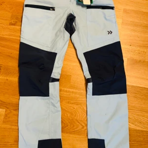 Ljusblåa arbetsbyxor  - Ljusblåa arbetsbyxor bra skick använd få gånger. Köpt från Lager 157 för 450 kr säljer för 300 kr. För mer information och bilder kontakta mig. 