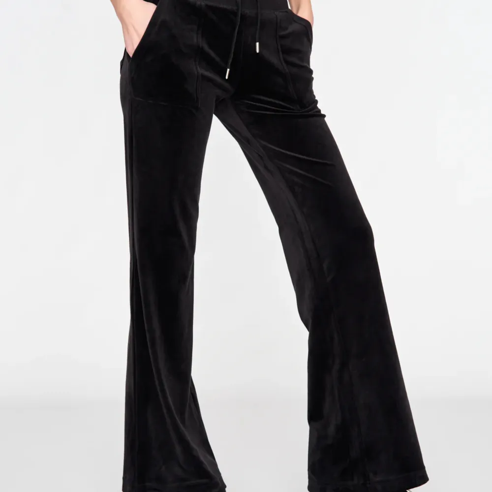 Säljer mina svarta juciy couture byxor pga att dom inte kommer till användning, jätte fint skick 💕. Jeans & Byxor.