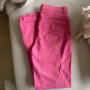 Rosa jeans från Ginatricot 🩷 Lite smutsiga längst ner men tvättas innan jag skickar! Storlek 36✨ Passar mig som är 170