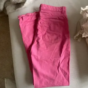 Rosa jeans från Ginatricot 🩷 Lite smutsiga längst ner men tvättas innan jag skickar! Storlek 36✨ Passar mig som är 170