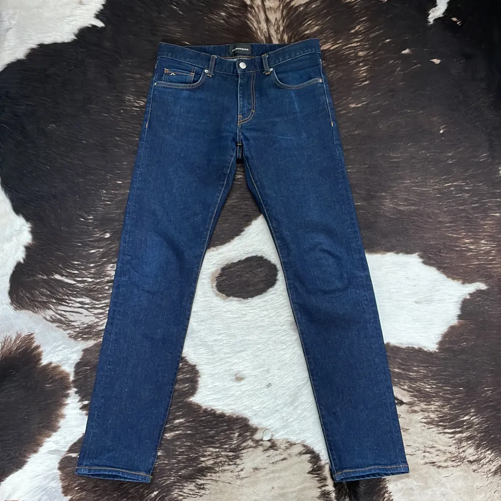 Säljer dessa J.lindeberg jeans i väldigt bra skick, bara använda fem gånger. Modellen är JAY SLIM FIT. Storlek W31 L32. Nypris 1600kr. Priset kan diskuteras.. Jeans & Byxor.