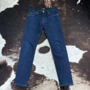 Säljer dessa J.lindeberg jeans i väldigt bra skick, bara använda fem gånger. Modellen är JAY SLIM FIT. Storlek W31 L32. Nypris 1600kr. Priset kan diskuteras.