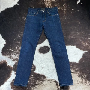 J.LINDEBERG JAY SLIM FIT JEANS - Säljer dessa J.lindeberg jeans i väldigt bra skick, bara använda fem gånger. Modellen är JAY SLIM FIT. Storlek W31 L32. Nypris 1600kr. Priset kan diskuteras.