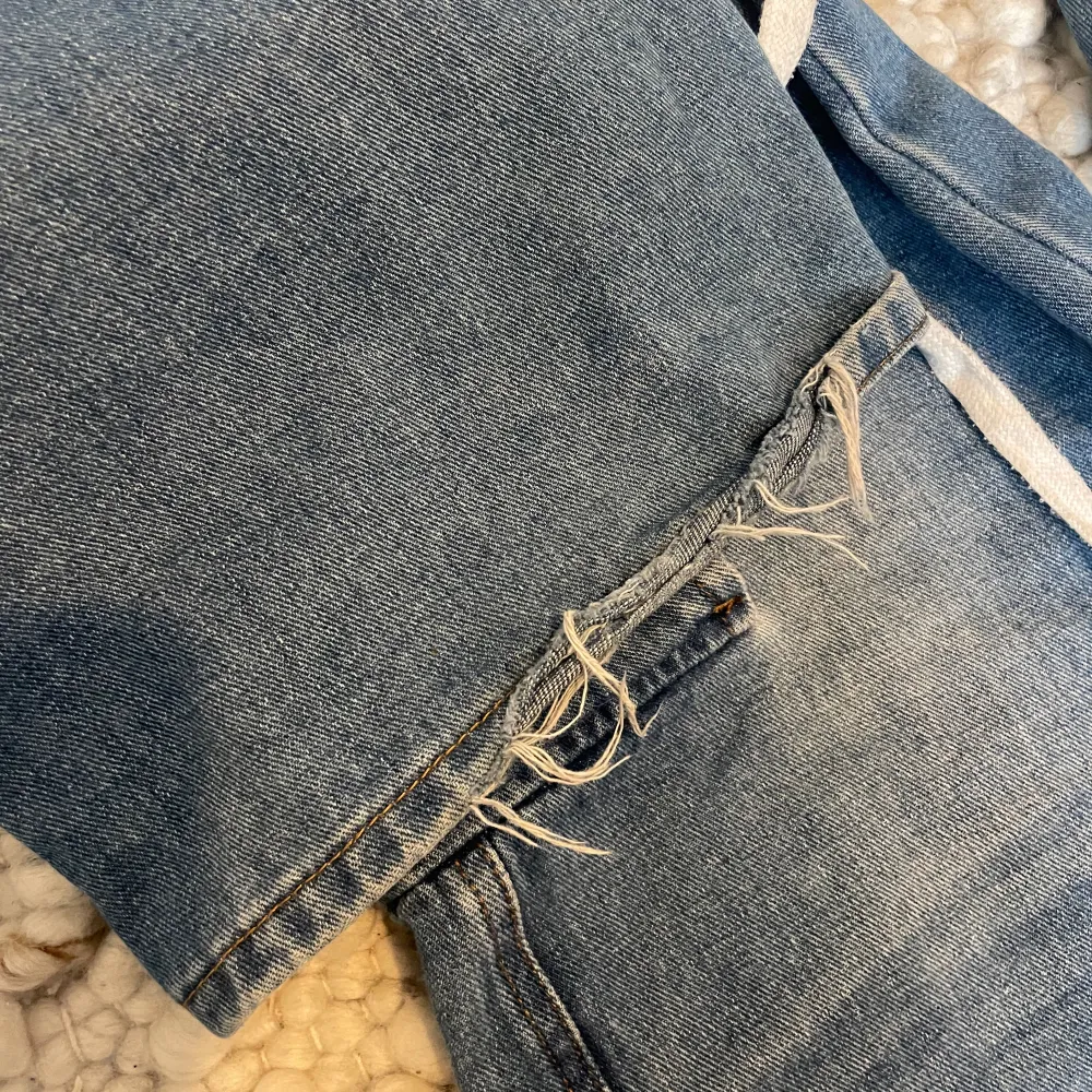 Använda en del, därav lite slitna längst ner. Fortfarande bara skick annars och väldigt bra kvalitet.. Jeans & Byxor.