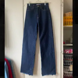 Mörkblå jeans från Zara i storlek 34, långa ben