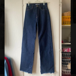 Mörkblå jeans - Mörkblå jeans från Zara i storlek 34, långa ben