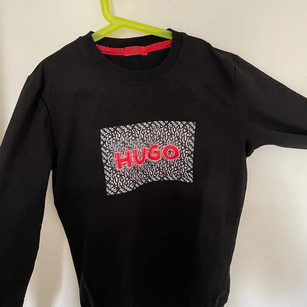 Hugo boss tröja med snyggt format. Tröjan är fake men väldigt fin och fin matrial, priset kan diskuteras🥰. Tröjor & Koftor.