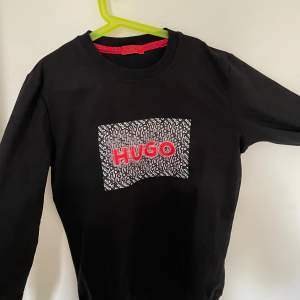 Hugo boss tröja med snyggt format. Tröjan är fake men väldigt fin och fin matrial, priset kan diskuteras🥰