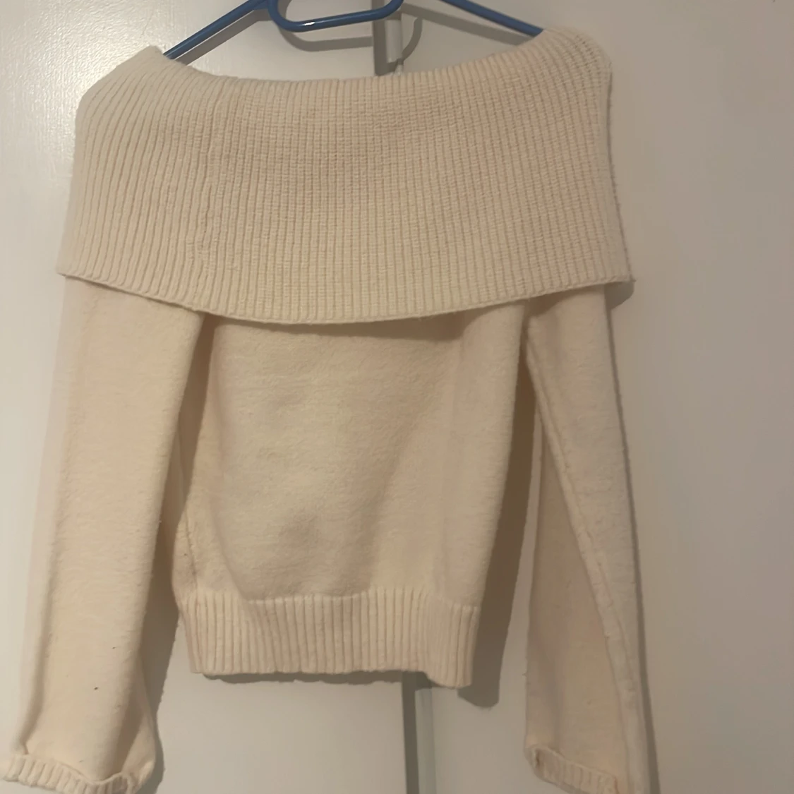 Beige off-shoulder tröja - 91