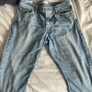 Säljer dessa snygga jeans från Jack & Jones i storlek 31:34. Pris kan diskuteras Skick 8/10
