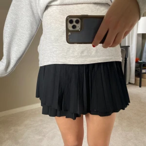 Tenniskjol  - Jättefin stronger tenniskjol med inbyggda shorts. Nyskick