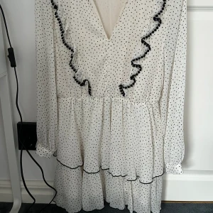 Zara klänning - Säljer denna slutsålda klänningen från zara helt oanvänd
