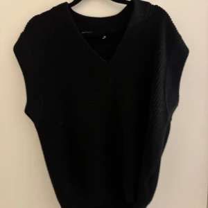 Svart stickad väst  - Knappt använd
