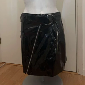 Punk kjol - En svart latex ish kjol stor storlek 40 men tror den är lite mindre 