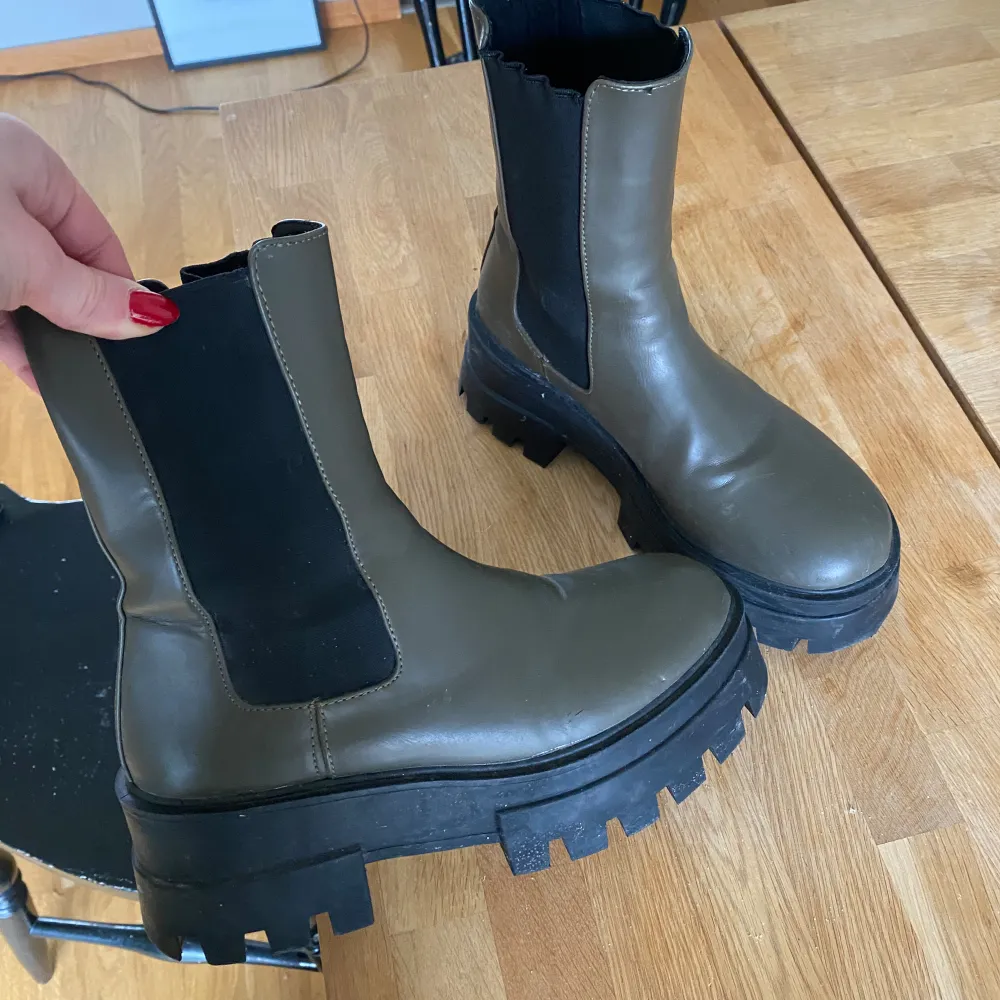 Militärgröna boots. Hög sula, både praktiskt och snyggt. I gott skick. Storlek 37, lite stora i storleken så passar mig bra som har 37/38.. Skor.