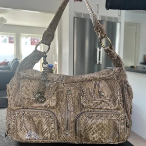 kathy van zeeland väska  - Retro väska, köptes för 2700kr. Säljs för 600kr. Väskan är i skinn :) 