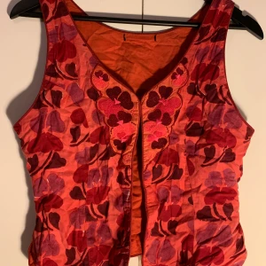Väst/ linne/ topp - Röd blommig väst/ topp