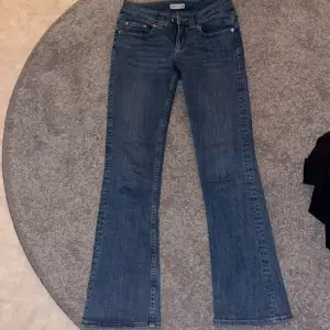 Säljer mina bootcut jeans från Gina, sitter bra på mig som är 164cm lång, ny skick🩷 nypris 500kr 