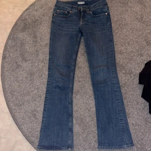 Gina tricot jeans - Säljer mina bootcut jeans från Gina, sitter bra på mig som är 164cm lång, ny skick🩷 nypris 500kr 