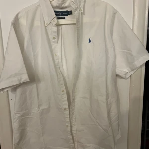 Ralph lauren skjorta - Kortärmad ralph lauren skjorta, säljer då den var för stor för mig, bra skick.