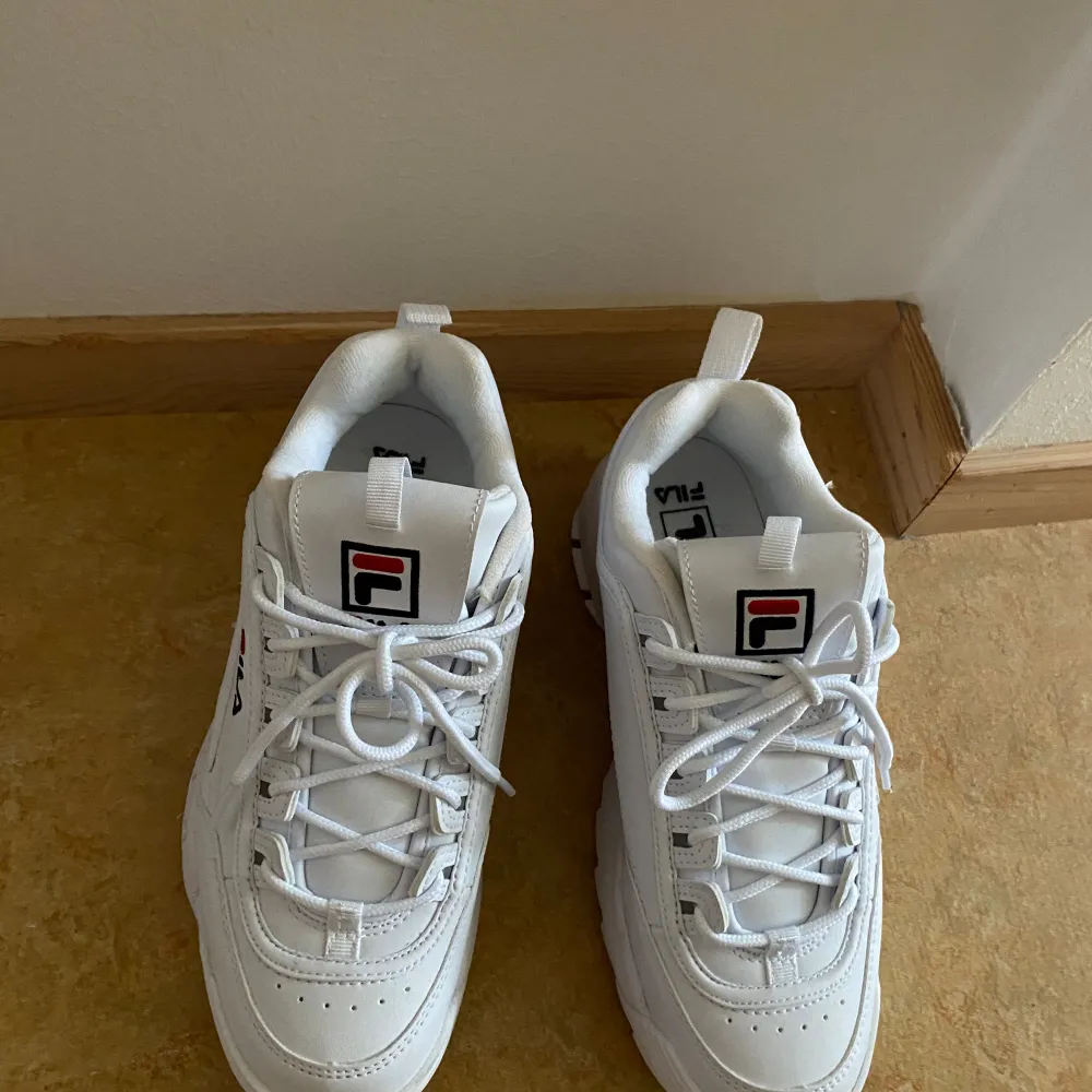 Nya sneakers från FILA i storlek 41, aldrig använda ute men det var sista paret så de är testade inomhus i skobutik, därav lite mörka under sulorna. Fina till våren :) . Skor.