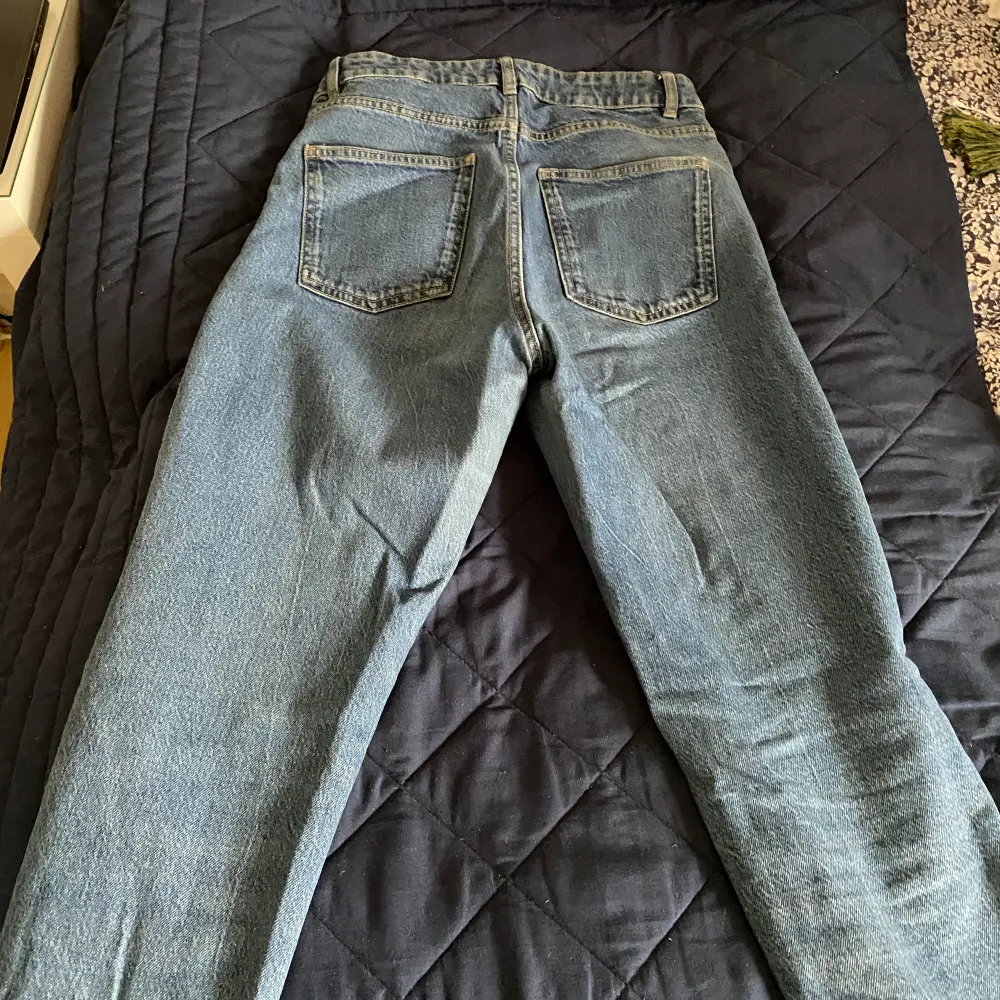 Blåa jeans från Lindex i bra skick. Jeansen är normala i midjan och är åt det mörkblåa hållet. . Jeans & Byxor.