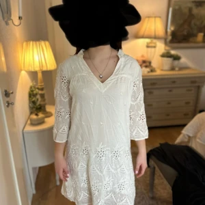Krämvit spets klänning 🤍 - En jätte fin sommmar klänning från det norska lyxmärket katrin uri!  En klänning som passar på en sen sommar kväll men även på en studentmottagning.  Nypris är 2400 men min säljs för 600
