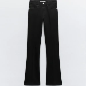 Midwaist Bootcut jeans zara - Midwaist bootcut jeans från zara, stretchiga och jättesnygga i passformen! I princip oanvända💞