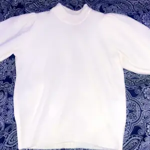 Säljer en stickad tröja som har fina volanger vid axlarna ! Den är använd 1-2 gånger så helt nytt skick ! ❤️ Inga skador ! Bara att trycka på köp om du är intresserad. LÄGG PRISFÖRSLAG! 