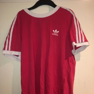 Adidas t-shirt - Knappt använd, liten i storlek, den motsvarar storlek L