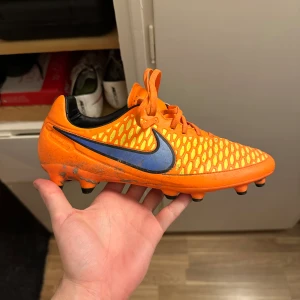 Nike Magista - 41, 6-7/10. Smutset på dom går bort enkelt med vatten och en borste. 