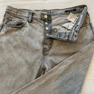 Hope Rush Denim Jeans - Hope jeans i storlek 31. Avslappnad passform. Nypris 1900 Cond 9/10 Knappt använda