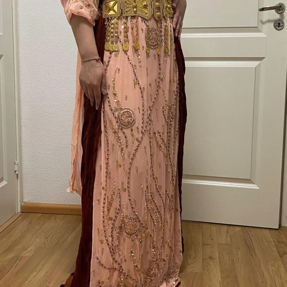 En elegant kurdisk klänning (lawandi) som endast använts vid ett tillfälle och har inga skador eller liknande. Hör gärna av dig vid intresse. Pris diskuteras!. Klänningar.