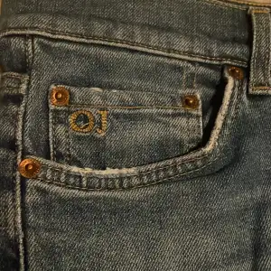 Hej säljer dessa Oscar Jacobson jeans som är i fint skick 8/10. Litet hål på baksidan som knappt syns, går att sy lätt. utöver de inga konstigheter. Hör av dig vid funderingar, orginalpris: 1800
