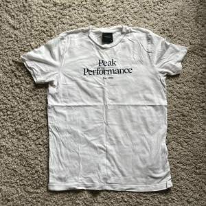 Snygg T-shirt säljer i märket peak performance, nypris 400